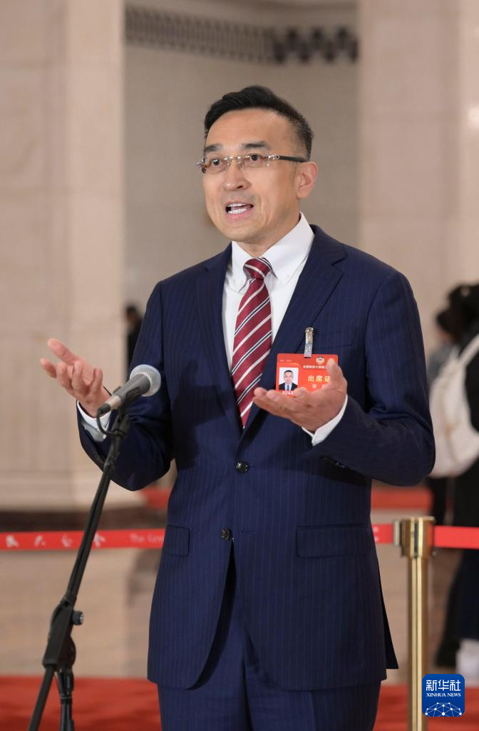 3月7日，全國政協(xié)十四屆二次會議第二場“委員通道”集體采訪活動在北京人民大會堂舉行。這是全國政協(xié)委員安庭接受記者采訪。（圖源：新華社）