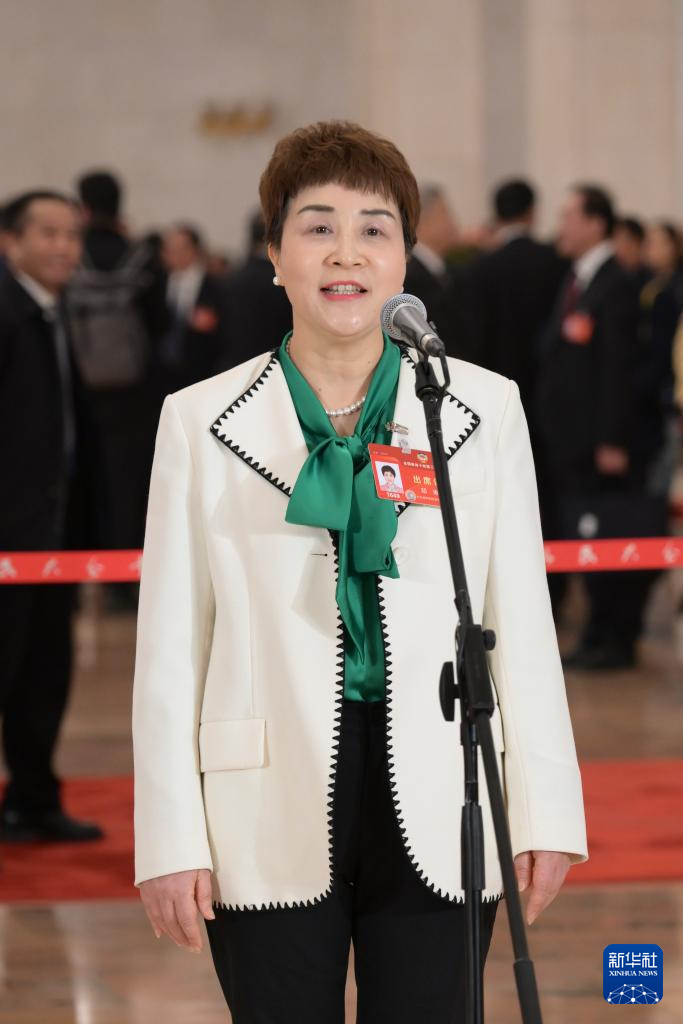 3月7日，全國政協(xié)十四屆二次會議第二場“委員通道”集體采訪活動在北京人民大會堂舉行。這是全國政協(xié)委員鄧琳接受媒體采訪。（圖源：新華社）