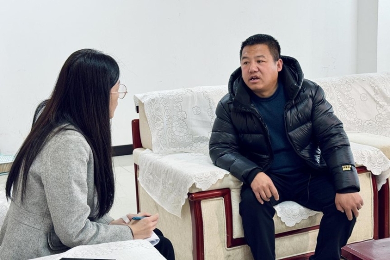 人民網(wǎng)記者采訪“在水一方”小區(qū)住戶。人民網(wǎng) 高清揚攝