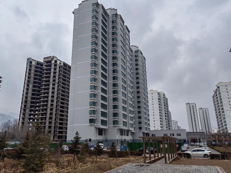甘肅省永靖縣“在水一方”小區(qū)尚未建成的樓棟。人民網(wǎng)記者 申亞欣攝