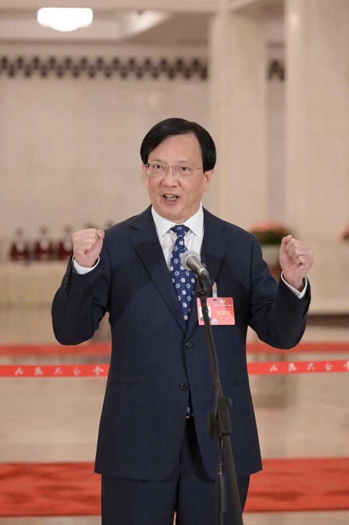 3月10日，全國政協(xié)十四屆二次會議第三場“委員通道”集體采訪活動在北京人民大會堂舉行。這是全國政協(xié)委員盧進接受媒體采訪。（圖源：新華社）