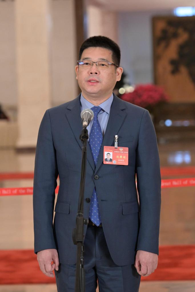 3月10日，全國政協(xié)十四屆二次會議第三場“委員通道”集體采訪活動在北京人民大會堂舉行。這是全國政協(xié)委員林孝發(fā)接受媒體采訪。（圖源：新華社）