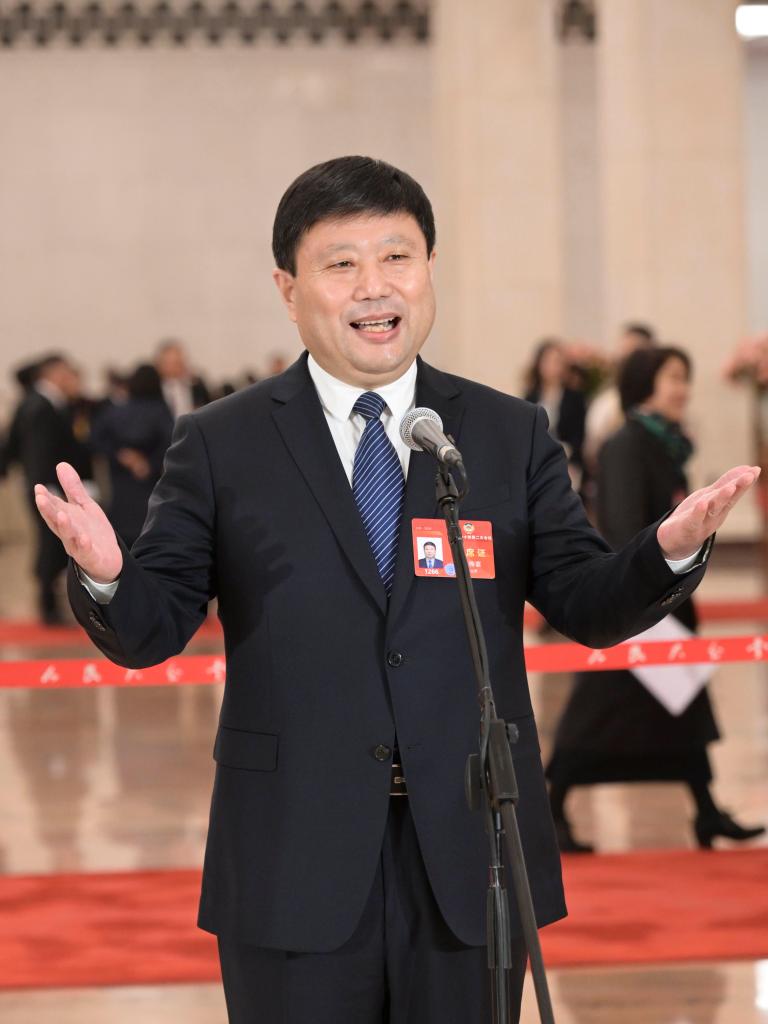 3月10日，全國政協(xié)十四屆二次會議第三場“委員通道”集體采訪活動在北京人民大會堂舉行。這是全國政協(xié)委員王傳喜接受媒體采訪。（圖源：新華社）