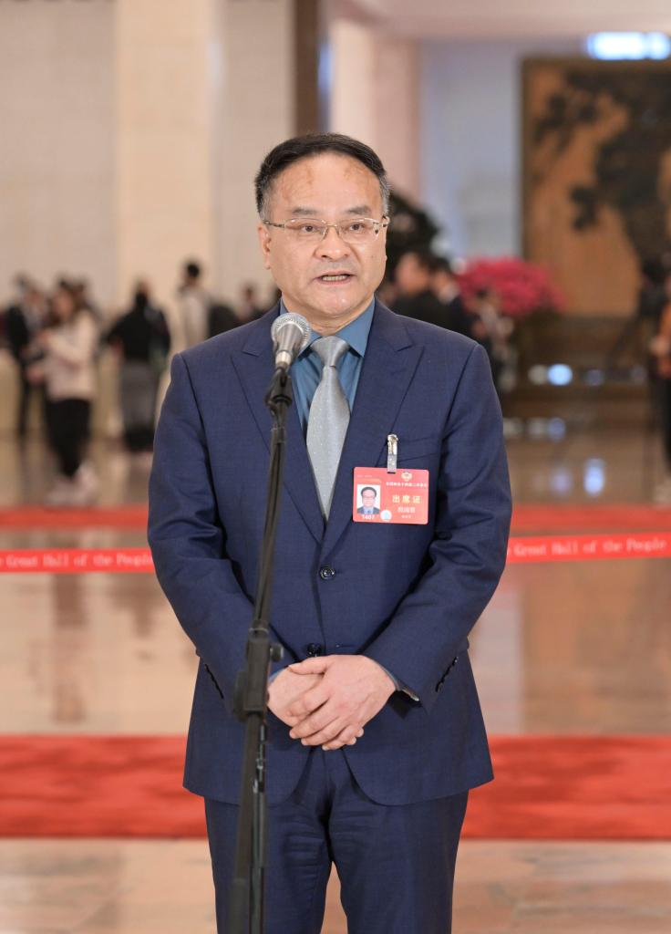 3月10日，全國政協(xié)十四屆二次會議第三場“委員通道”集體采訪活動在北京人民大會堂舉行。這是全國政協(xié)委員倪閩景接受媒體采訪。（圖源：新華社）