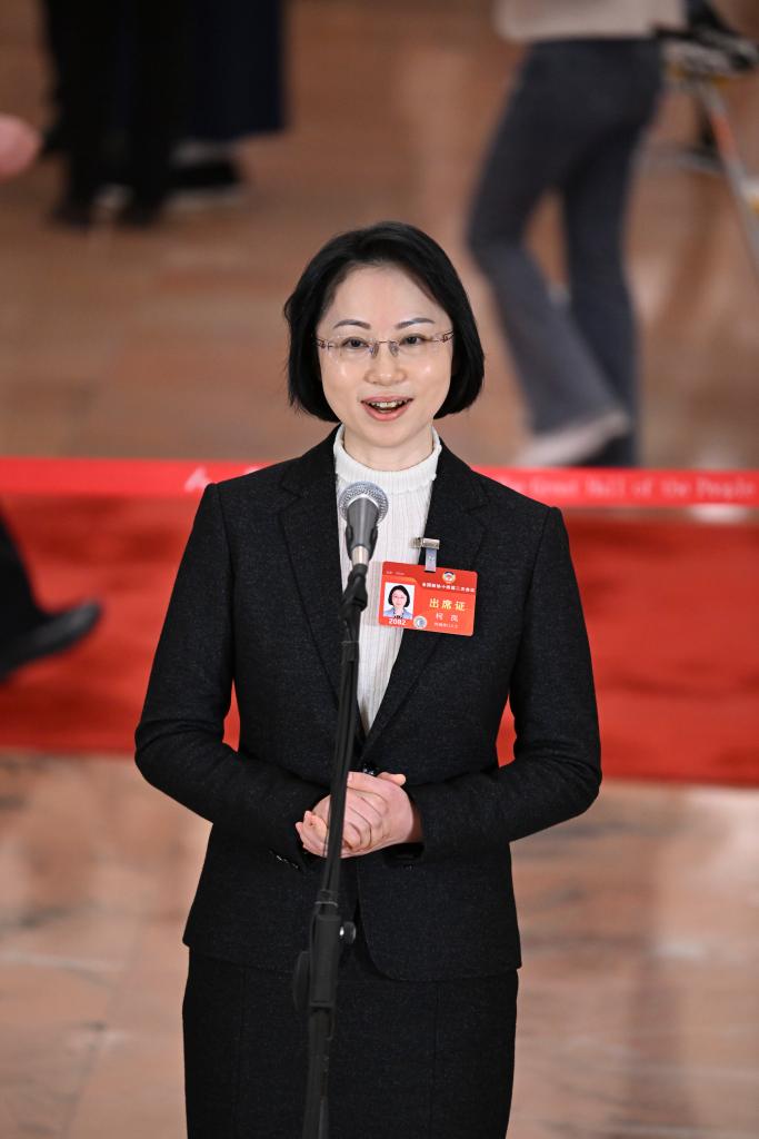 3月10日，全國政協(xié)十四屆二次會議第三場“委員通道”集體采訪活動在北京人民大會堂舉行。這是全國政協(xié)委員柯嵐接受媒體采訪。（圖源：新華社）