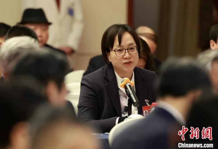 3月7日，全國人大代表、鄭州大學校長、中國科學院院士李蓬在十四屆全國人大二次會議河南代表團開放團組會議上答記者問。記者 蔣啟明 攝