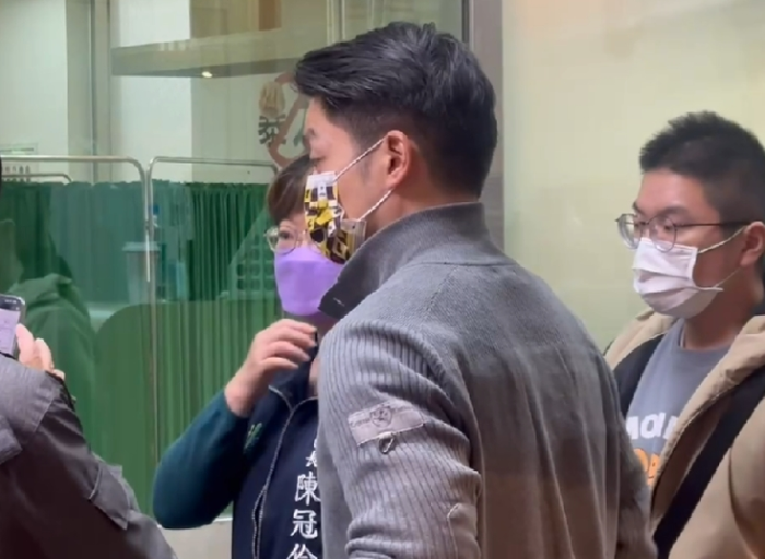 臺(tái)北康橋中學(xué)校車(chē)翻覆，蔣萬(wàn)安急赴北醫(yī)探視