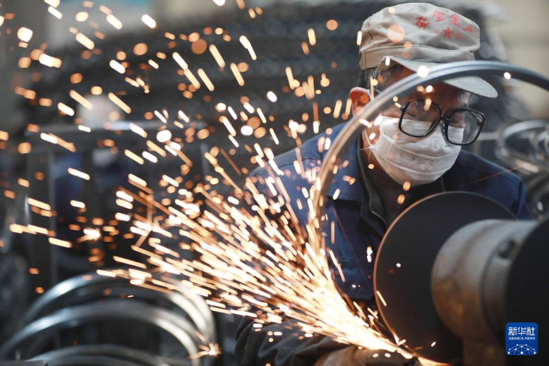 2月18日，在浙江省杭州市臨安區(qū)天目山鎮(zhèn)一家外貿(mào)企業(yè)，工人對自行車鋼圈進(jìn)行拋光。當(dāng)日是春節(jié)假期后第一個工作日，多個行業(yè)紛紛復(fù)工，生產(chǎn)一線一派忙碌景象。新華社發(fā)(胡劍歡攝)