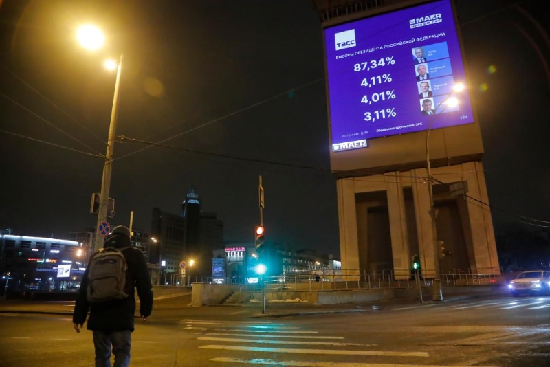 這是3月17日在俄羅斯首都莫斯科街頭拍攝的屏幕上的總統(tǒng)選舉實時統(tǒng)計數(shù)據(jù)。（圖源：新華社）