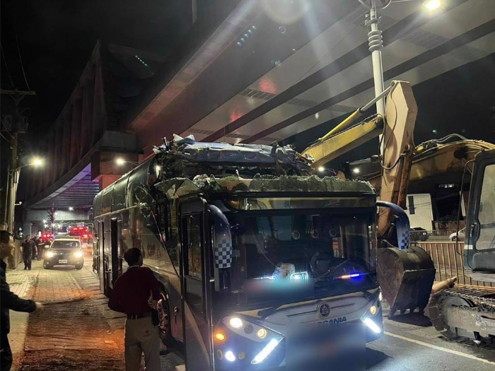 高雄市仁武區(qū)水管路20日晚間8點(diǎn)多，一輛遊覽車疑似撞上涵洞限高，造成1死14輕重傷。（警消提供／林雅惠高雄傳真）