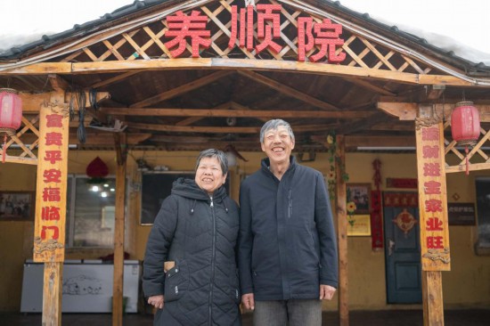 　在伊春市友好區(qū)，伊春森工上甘嶺林業(yè)局有限責(zé)任公司溪水林場(chǎng)分公司退休職工劉養(yǎng)順（右）和老伴楊秋娥在自家農(nóng)家院中（3月13日攝）。新華社記者 謝劍飛 攝