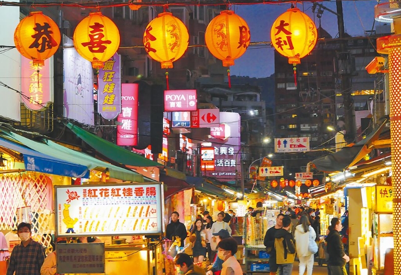 電價4月漲定了，民生及小商家用電漲幅5％起跳，最高則達10％，家家戶戶都受影響。圖為夜市店家燈火通明。（陳俊吉攝）