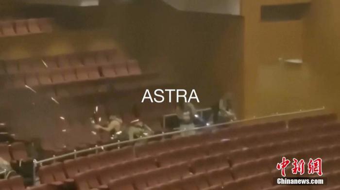 俄羅斯媒體報道稱，當(dāng)晚在位于克拉斯諾戈爾斯克市的“番紅花市政廳”(Crocus City Hall)音樂廳一場音樂會開始前，觀眾已經(jīng)入座。突然幾名身份不明的人闖入音樂廳并開槍射擊。音樂廳隨后發(fā)生爆炸起火并冒出濃煙，樓頂幾乎被大火吞沒。圖為公布的現(xiàn)場視頻畫面截圖。