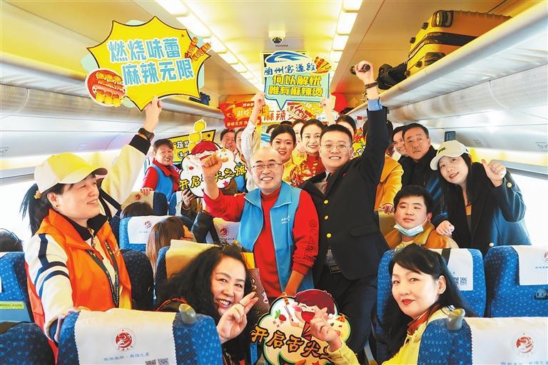 旅客乘坐天水“麻辣燙”專列。新甘肅·甘肅日?qǐng)?bào)通訊員 宋佳龍