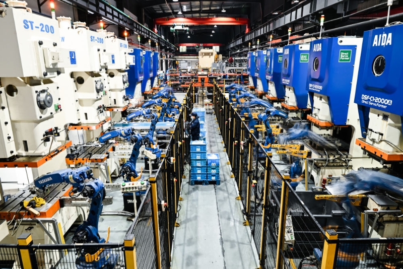 在“江蘇省專精特新中小企業(yè)”無錫微研精工科技有限公司智能生產(chǎn)車間，機(jī)械臂在作業(yè)（2024年2月28日攝）。（圖源：新華社）