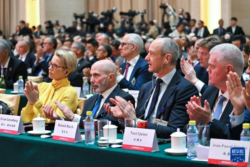 3月24日，與會者在嘉賓發(fā)言后鼓掌。當(dāng)日，中國發(fā)展高層論壇2024年年會在北京開幕。本次年會以“持續(xù)發(fā)展的中國”為主題，由國務(wù)院發(fā)展研究中心主辦。（圖源：新華社）