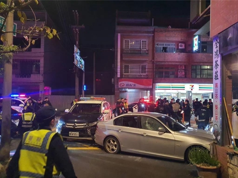 男子持改造槍到桃園市桃園區(qū)景福派出所朝門口射擊8槍，警方立即展開追捕。圖自微信公眾號(hào)“看臺(tái)?！?jpg