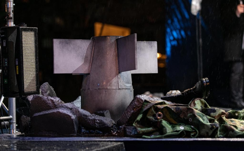 3月24日，在塞爾維亞南部城市普羅庫普列，一枚導(dǎo)彈模型擺放在北約轟炸南聯(lián)盟遇難者悼念儀式現(xiàn)場。（圖源：新華社）