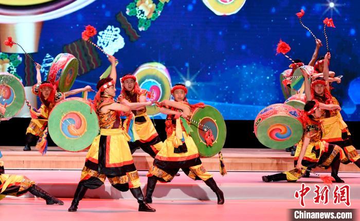 圖為第四屆西藏網(wǎng)絡(luò)影像節(jié)頒獎典禮上的文藝表演。李林 　攝.jpeg