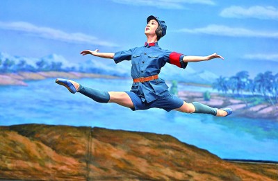 3月2日，演員在表演芭蕾舞劇《紅色娘子軍》。新華社記者 郭程攝.jpeg