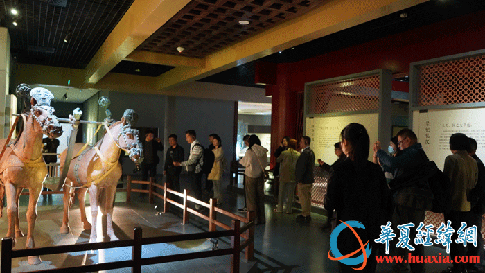 采訪團一行探訪寶雞青銅器博物院。(攝影：虞鷹)