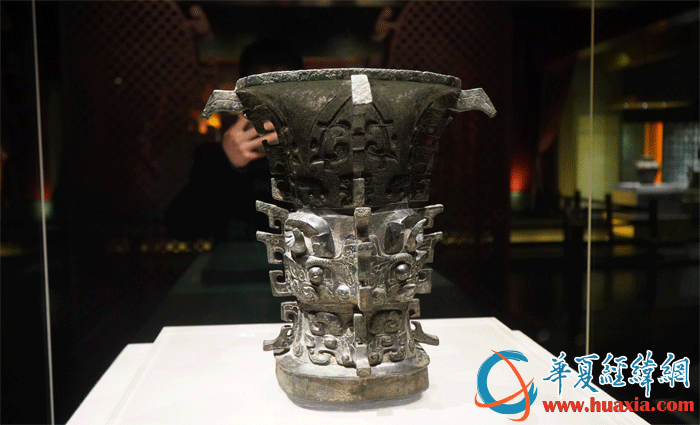 造型渾厚、工藝精美的何尊，西周早期(公元前1046年-前977年)。(攝影：虞鷹)