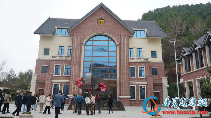 采訪團一行參觀中國工合運動紀念地。（攝影：虞鷹）