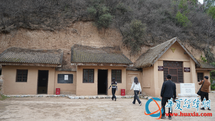 采訪團一行參觀路易?艾黎和喬治?何克舊居。（攝影：虞鷹）