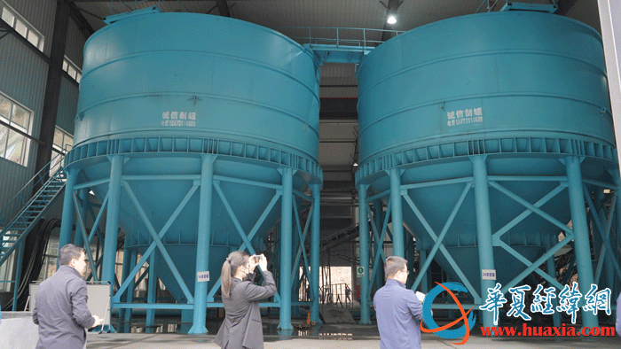 采訪團(tuán)一行參觀留鳳關(guān)循環(huán)經(jīng)濟(jì)產(chǎn)業(yè)園產(chǎn)業(yè)孵化基地。（攝影：虞鷹）