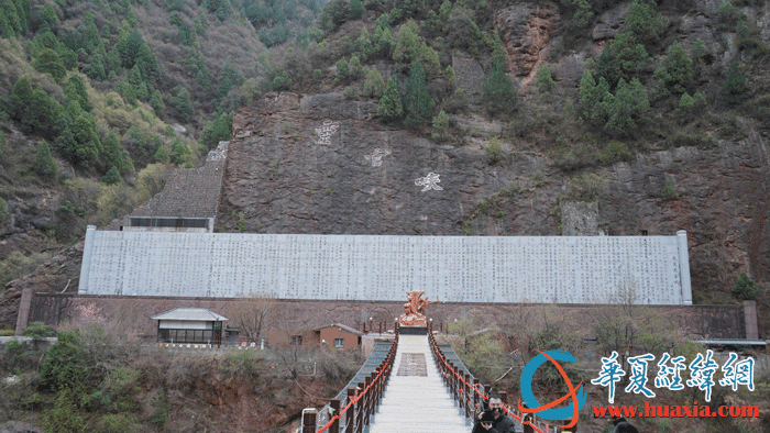 境外媒體采訪團走進鳳縣 探訪寶成鐵路文化體驗館感觸鐵路精神