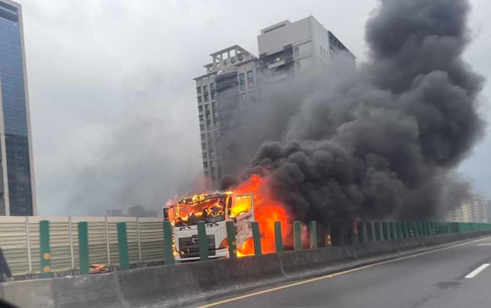 臺(tái)灣65快速道路北上1公里處，發(fā)生火燒車意外