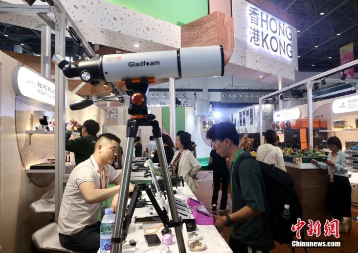 4月13日，以“共享開放機(jī)遇、共創(chuàng)美好生活”為主題的第四屆中國國際消費(fèi)品博覽會在海南?？陂_幕，將持續(xù)至4月18日。本屆消博會吸引來自71個國家和地區(qū)的4000多個品牌參展。圖為觀眾在香港館參觀。<a target='_blank' href='/'>中新社</a>記者 易海菲 攝