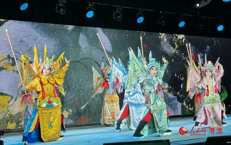 戲劇文化節(jié)的大型戲劇晚會演出現(xiàn)場。（本報記者富子梅攝）