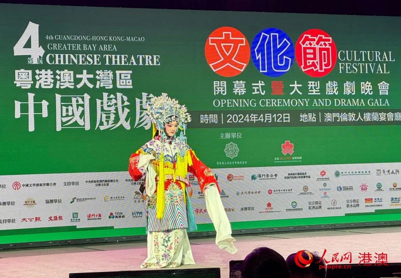 戲劇文化節(jié)開幕現(xiàn)場小演員率先登場。（本報記者富子梅攝）