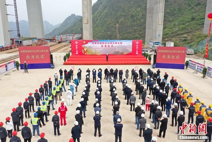 中國(guó)山區(qū)最寬的鋼桁梁懸索橋成功合龍