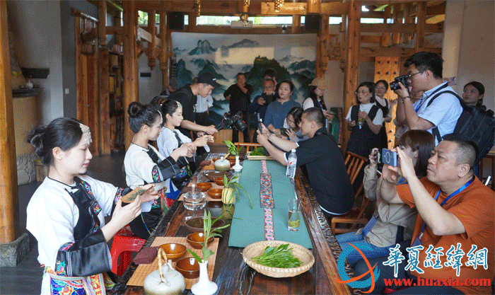 在國茶村茶廬，兩岸媒體人拍攝采訪黃金茶茶藝表演。（攝影：虞鷹）