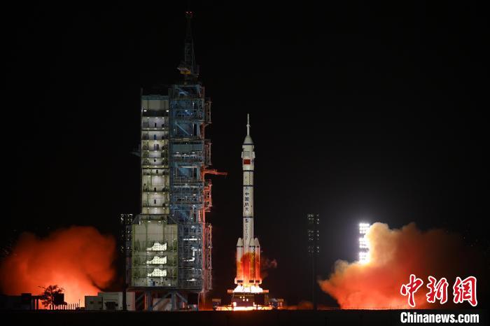 4月25日20時(shí)59分，搭載神舟十八號(hào)載人飛船的長(zhǎng)征二號(hào)F遙十八運(yùn)載火箭在酒泉衛(wèi)星發(fā)射中心點(diǎn)火發(fā)射，約10分鐘后，神舟十八號(hào)載人飛船與火箭成功分離，進(jìn)入預(yù)定軌道。目前，航天員乘組狀態(tài)良好，發(fā)射取得圓滿成功。(汪江波 攝)