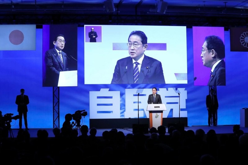 日本自民黨在眾議院補(bǔ)選中落敗，恐影響岸田政權(quán)。圖為日本首相兼自民黨總裁岸田文雄在自民黨大會(huì)發(fā)表演說。（圖源：美聯(lián)社）