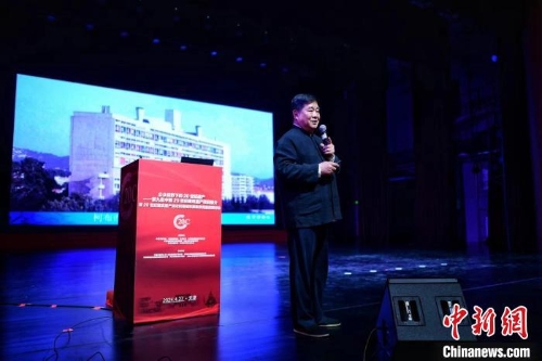 4月27日，“公眾視野下的20世紀(jì)遺產(chǎn)——第九批中國20世紀(jì)建筑遺產(chǎn)項(xiàng)目推介暨20世紀(jì)建筑遺產(chǎn)活化利用城市更新優(yōu)秀案例研討會(huì)”在天津舉行。圖為中國文物學(xué)會(huì)會(huì)長、故宮博物院學(xué)術(shù)委員會(huì)主任單霽翔作主旨演講。 記者 佟郁 攝.jpeg