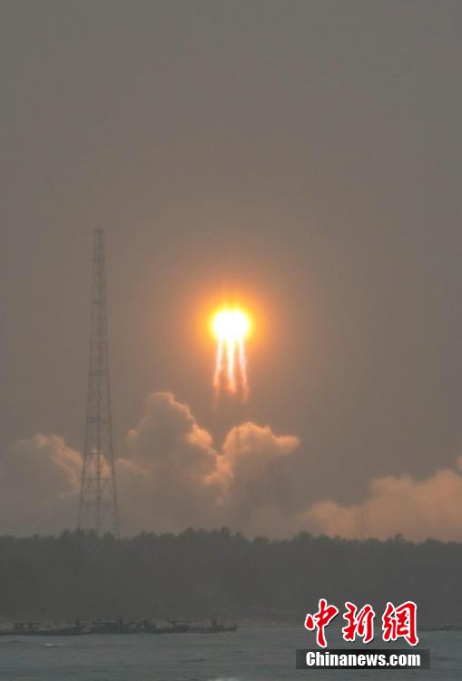 圖為嫦娥六號(hào)探測(cè)器由長(zhǎng)征五號(hào)遙八運(yùn)載火箭在中國(guó)文昌航天發(fā)射場(chǎng)成功發(fā)射。<a target='_blank' href='/' >中新網(wǎng)</a>記者 駱云飛 攝
