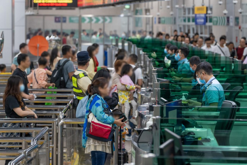 “五一”假期口岸通關(guān)者眾，但秩序良好。澳門特區(qū)治安警察局供圖