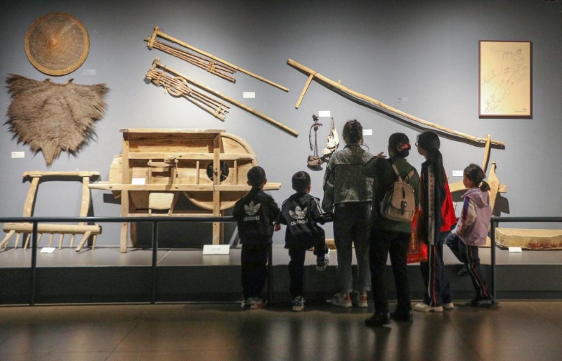 5月4日，游客在貴州省務(wù)川仡佬族苗族自治縣仡佬族民族文化博物館參觀。（圖源：新華社）