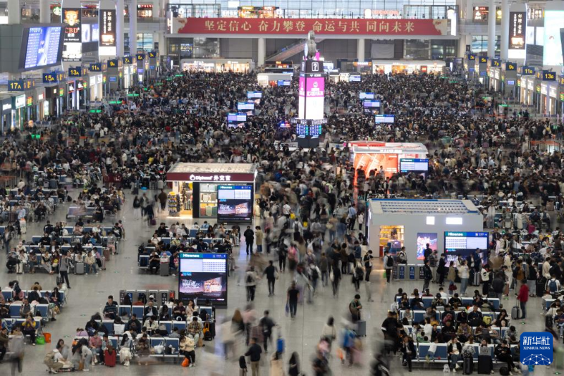 5月5日，旅客在上海虹橋火車站候車。當(dāng)日是“五一”假期最后一天，全國鐵路、公路迎來返程客流高峰。（圖源：新華社）