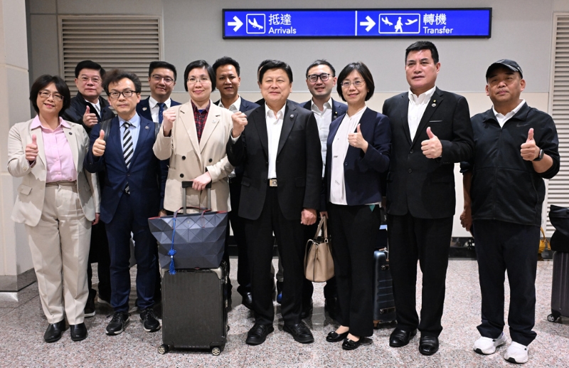 臺(tái)立法機(jī)構(gòu)國(guó)民黨團(tuán)總召傅崐萁（中）結(jié)束訪陸行程，并于28日深夜返臺(tái)。（資料照,陳麒全攝） 圖片來(lái)源：臺(tái)灣“聯(lián)合新聞網(wǎng)”