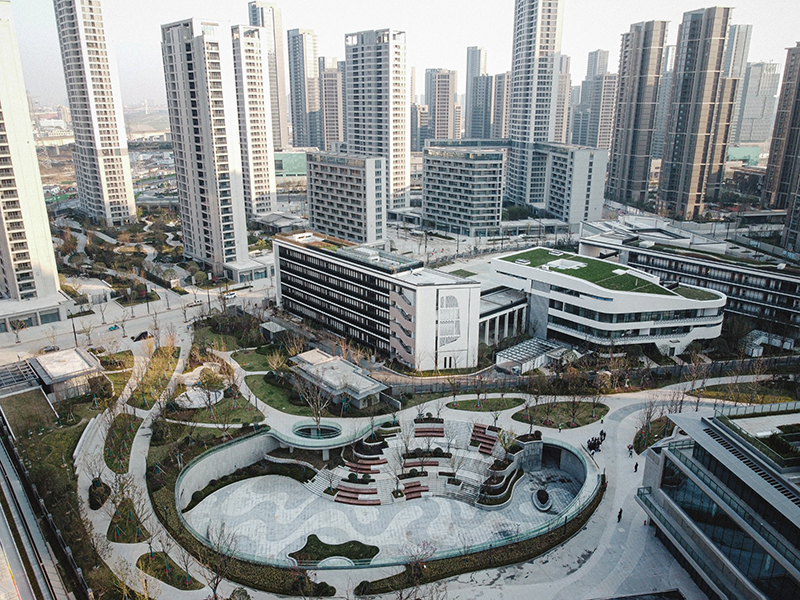 這是2021年12月29日拍攝的杭州亞運(yùn)村媒體村建筑（無(wú)人機(jī)照片）。當(dāng)日，杭州亞運(yùn)村舉行竣工儀式。（圖源：新華社）