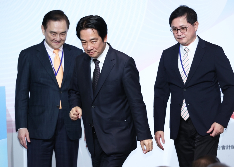 民進(jìn)黨智庫副董事長童子賢（左）、臺灣地區(qū)準(zhǔn)領(lǐng)導(dǎo)人賴清德（中）。（圖源：臺灣《聯(lián)合報》）