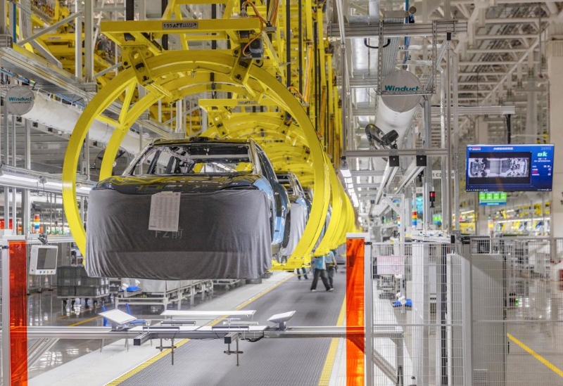 在位于重慶市兩江新區(qū)的賽力斯汽車超級(jí)工廠，AI智能檢測(cè)系統(tǒng)在檢測(cè)車輛關(guān)鍵部位的螺栓松緊程度（4月25日攝）。新華社記者 黃偉 攝