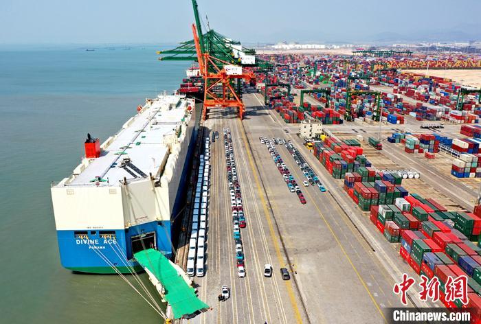 圖為新能源汽車排隊(duì)裝船。(無(wú)人機(jī)照片) 中新社發(fā) 王朔 攝