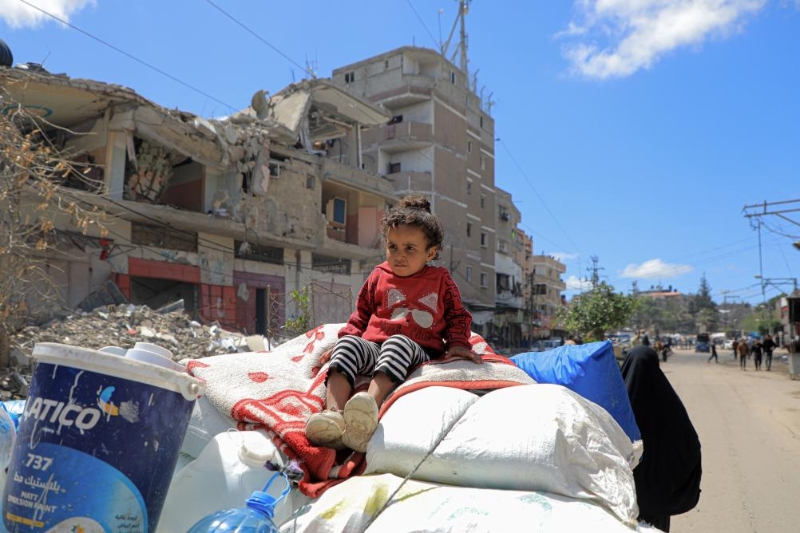 5月6日，在加沙地帶南部城市拉法，巴勒斯坦人離開家園。（圖源：新華社）