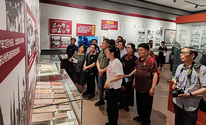 參觀《愛(ài)國(guó)革命——紀(jì)念黃埔軍校建校100周年主題展》